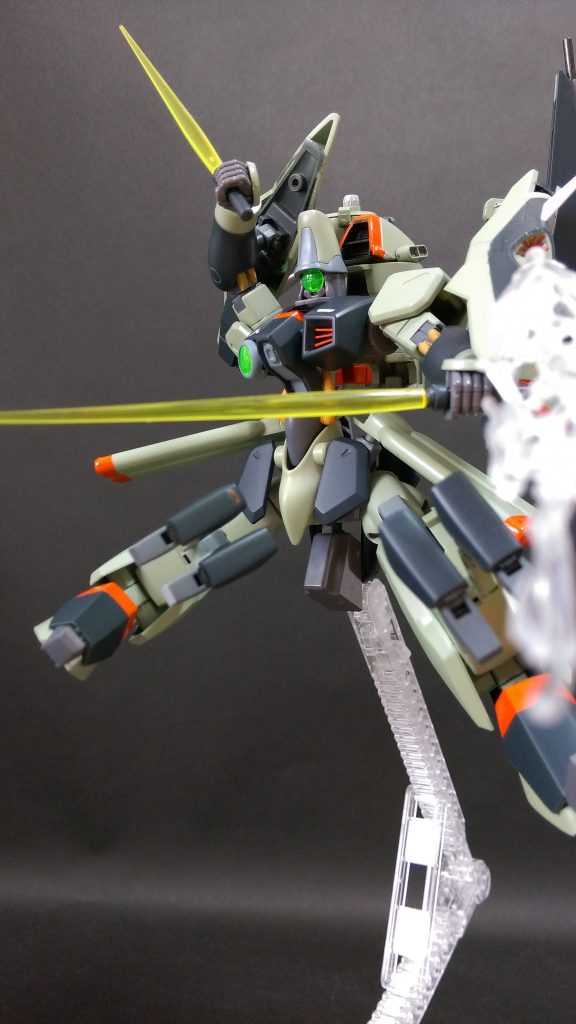 ## 勝てば良かろうなのだｧーｯ‼

別の人の名言。
脚部クロー展開してゲロビ特攻ポーズさせたら勝手に頭の中でその台詞が流れてきたので。

なんかもともとのカオスガンダムはＭA時じゃないと撃てなかったビーム。唯一のガザCとミキシング利点。笑