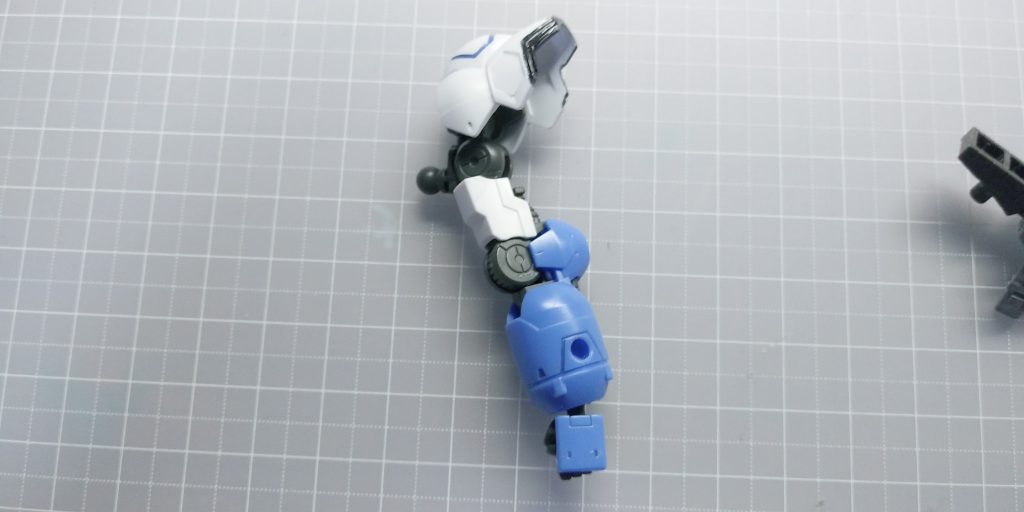 関節が共通なのでアスタロトの腕をそのまま接続。
バルバトスのまま穴を開けると壊れそうだったのでやめました。