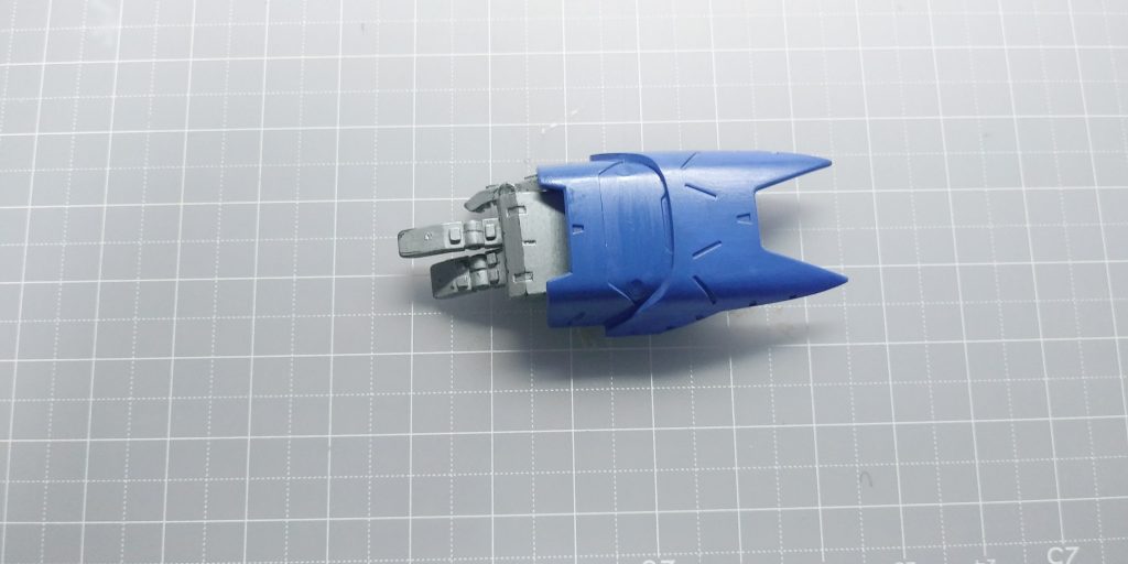 ガントレット
カバー部分をマーカーで塗装。
指の部分は鉄っぽくするために所々色を
はがしました。