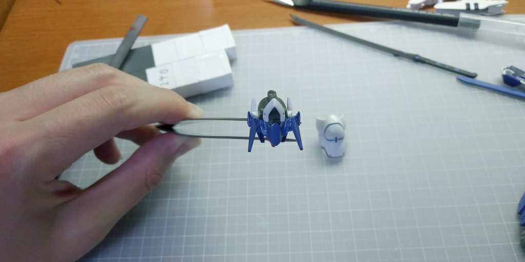 頭部の改造
アンテナの先端を前に持ってきて印象を
変えました。