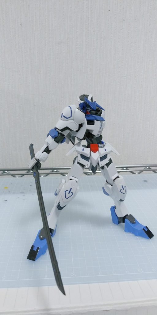 バルバトス本体に付いていた刀。双剣が無くなった後に使うという設定。