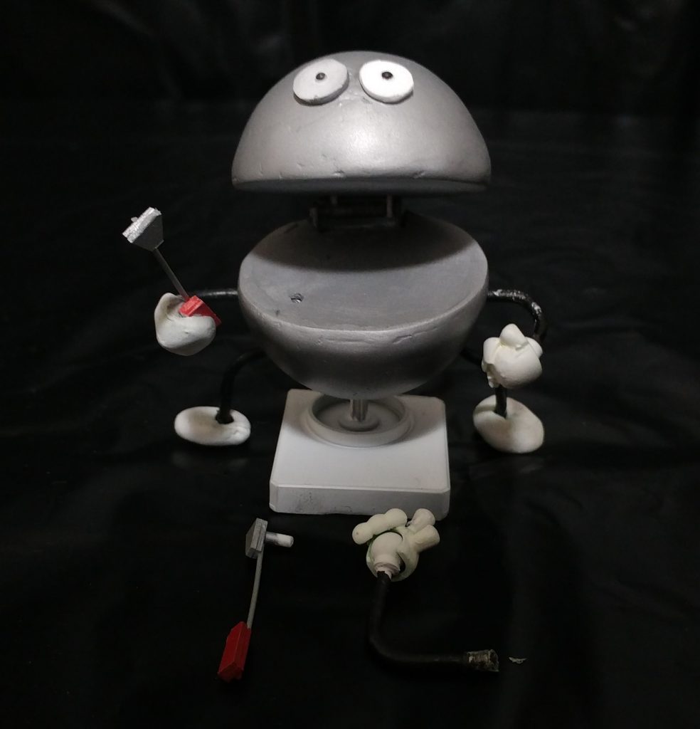 腕にドライバーを持っている状態や目の表情の変化を差し替えパーツで再現！