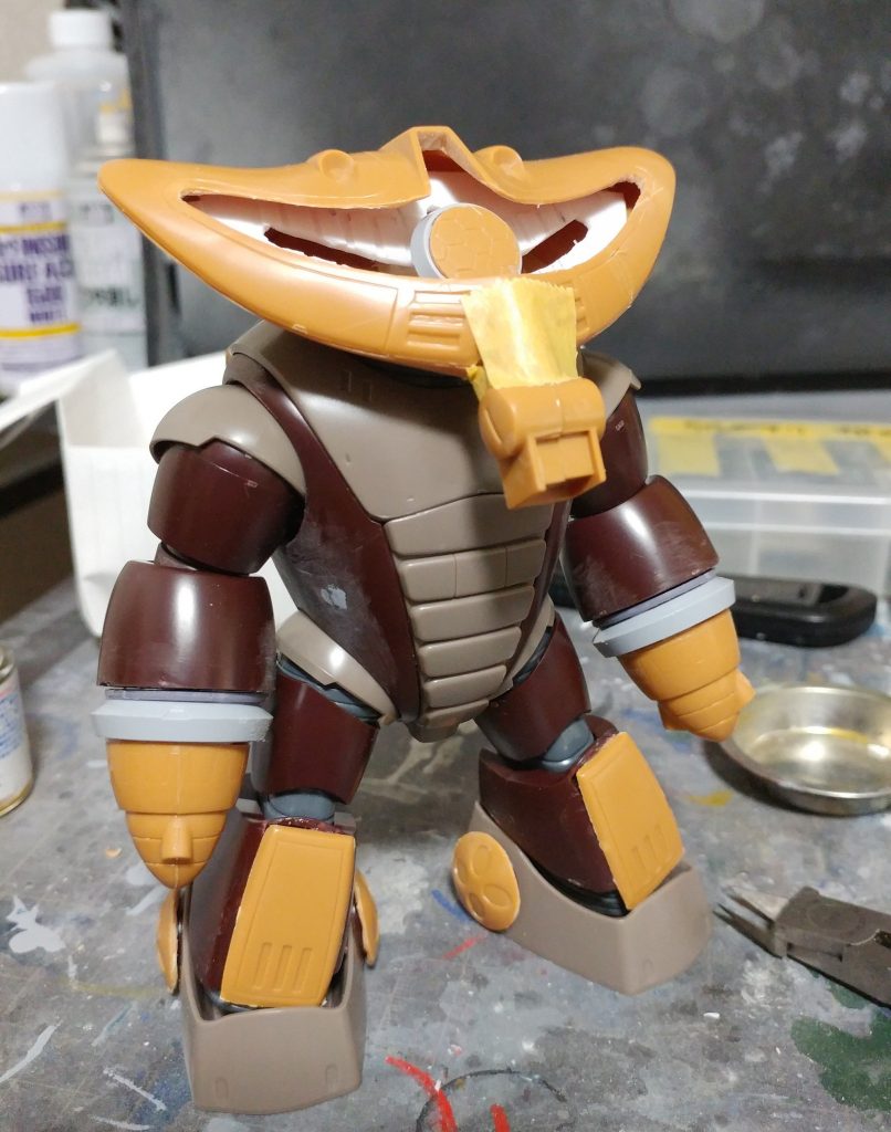 ベースはほぼアッガイです。
旧キットの頭部はほぼ無改造で付けられたので比較的楽でした。