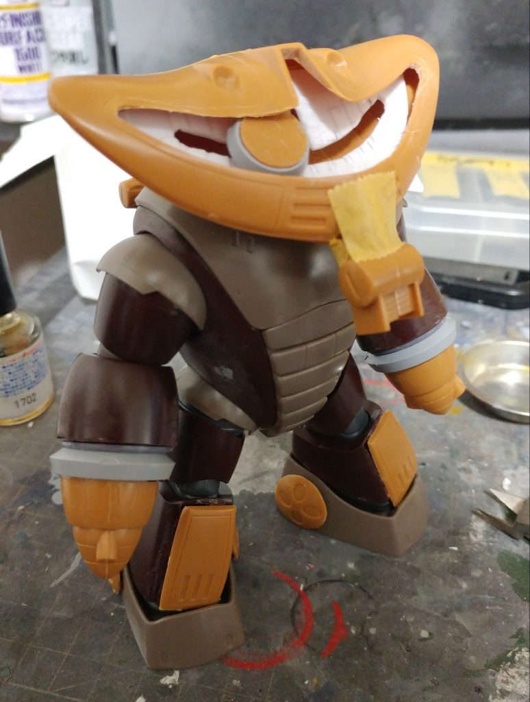 モノアイは旧キットからくり抜いてジャンクパーツと組み合わせ、
モノアイレールはプラ板でスクラッチしました。