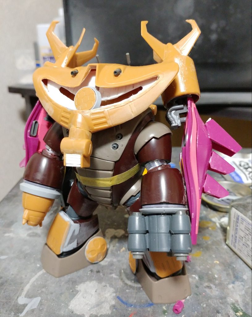 サフを吹く直前の状態。
左腕はアメイジングズゴック。
アームユニットはガザCと旧キットのグラブロを使用してます。