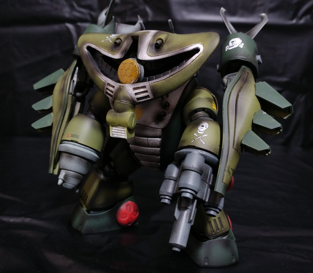 正面。カラーリングはジャブロー戦をイメージして緑をベースに。
アッグガイの近接戦闘能力を活かし、*「水陸両用の強襲型MSに改良した」*という設定です。