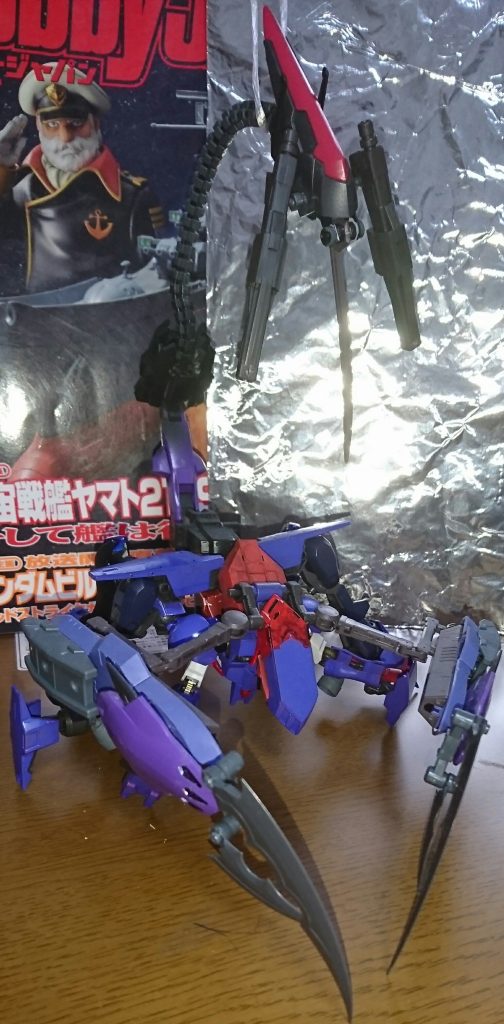 <スコーピオン形態>
本機の本来の戦闘形態であり、この形態時のみ使用される特殊兵器にはラースと同様にロストテクノロジーを再現した技術が搭載されている。本機はこの形態に変形後リミッターが強制的に解除される。