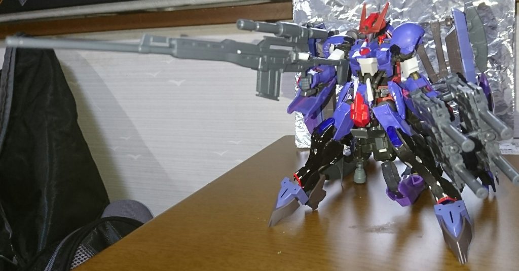 <スナイパーライフル>
遠距離からの狙撃に目的とした武装。主に敵機のブースターの破壊や味方への援護に用いられる。