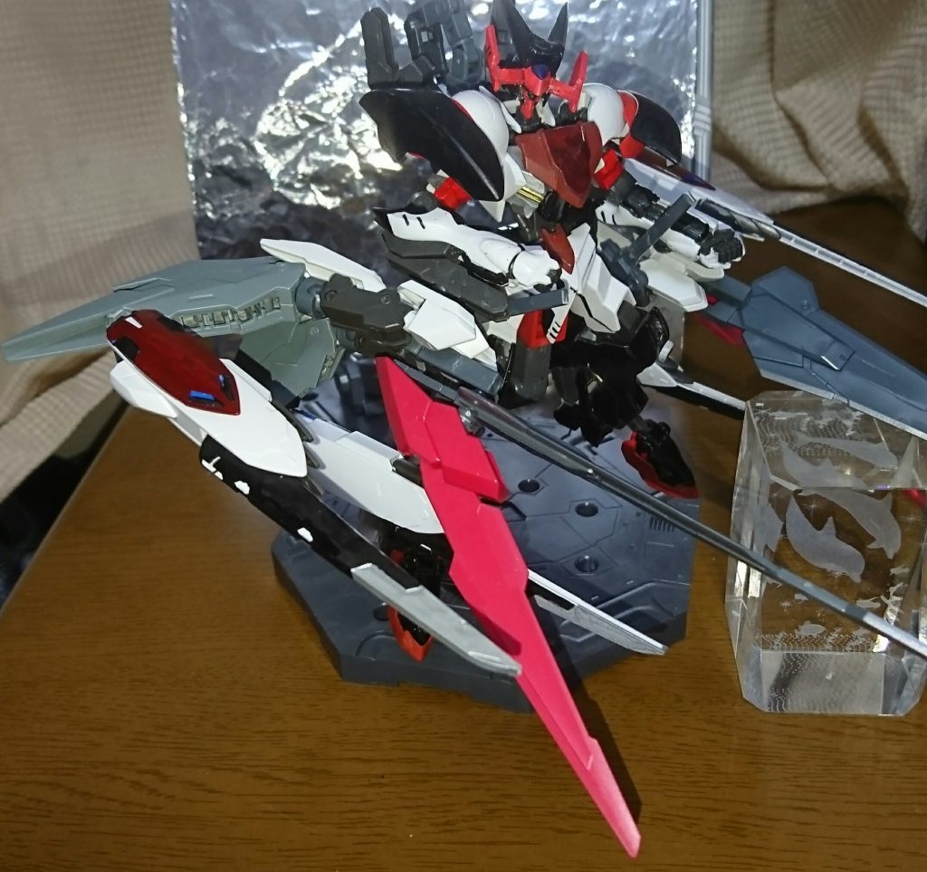 爪刀<そうとう>
ラースの形態の時に使用する特殊武装。
リアクターから送られるエネルギーを刃先に流し込み敵機を破壊する仕組みとなっている。