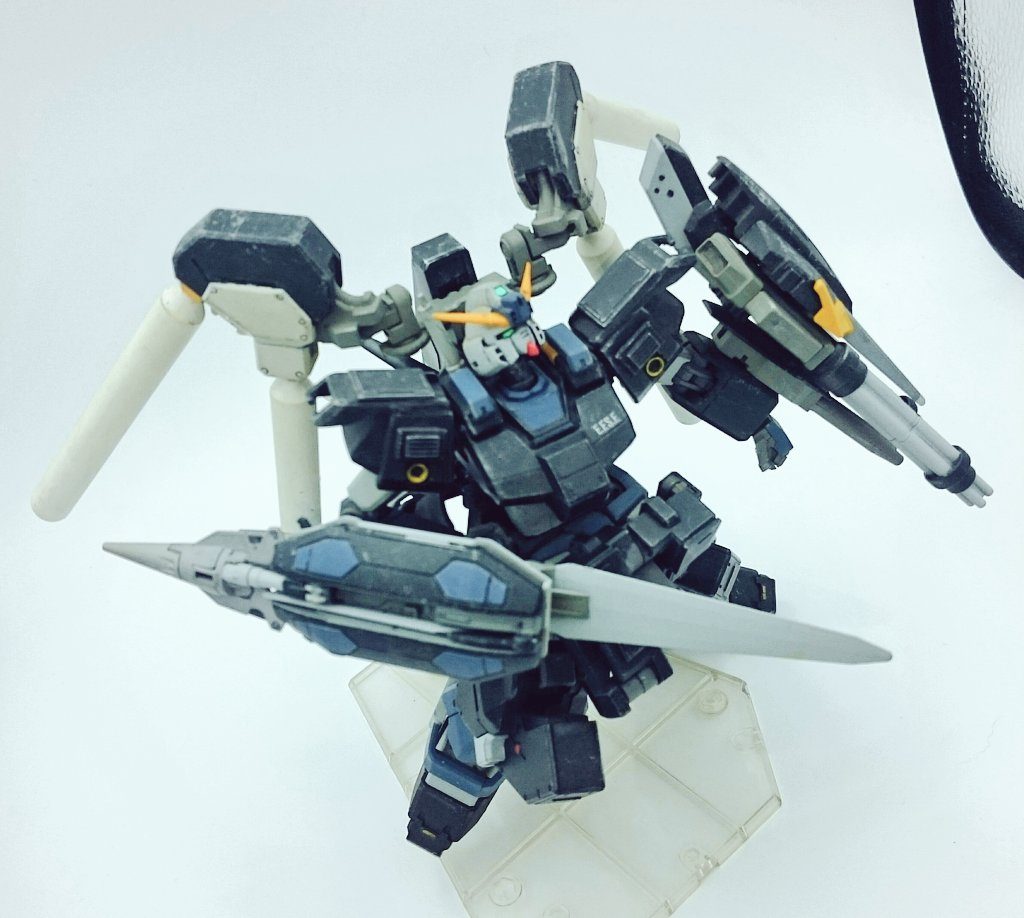 アクション②
右腕は逆に実体剣やパイルバンカー等格闘主体の装備を装着しています。
回転させて最適な武器を選択する…という設定で装備させました。