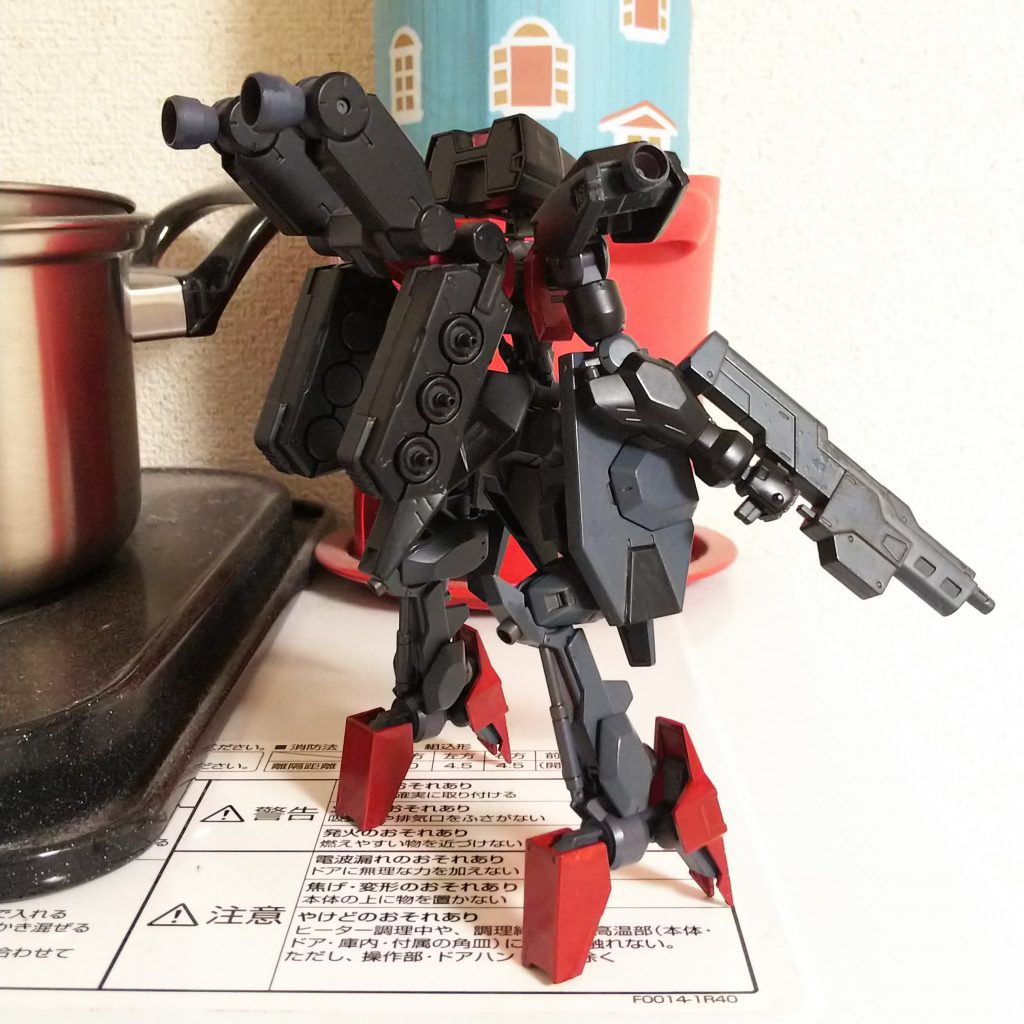 バックショット。
背負ってるファンネルコンテナの中身は滞空型のセンサーユニット。
ファンネルなんて高等なもの自分には使えません。