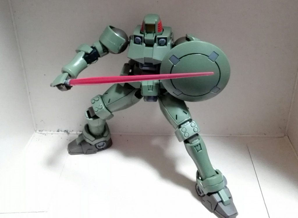 シールドを構えて抜刀。組み立て簡単でクリア形成のサーベルがついてほぼ色分けできてて1000円以下。下手なフィギュア以上に動くので素組でも楽しい。