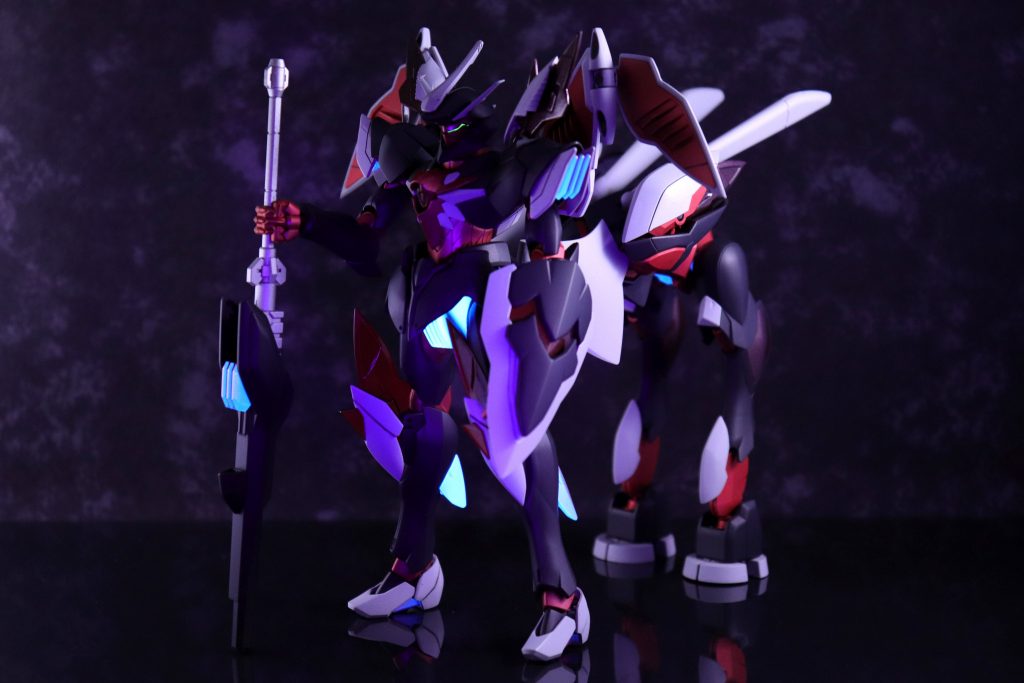 ◇*Angeruin Mode*
~アングルインモード~
搭乗者や周囲の激しい怒りの感情に呼応することでリミッターが解除され、ビット放出パーツやスラスターが展開・発光した状態。
まるで抑えきれない怒りが溢れ出るかのように、機体各所から妖しい光が放たれる。
スラスター部分とビット部分はブラックライトで発光します。