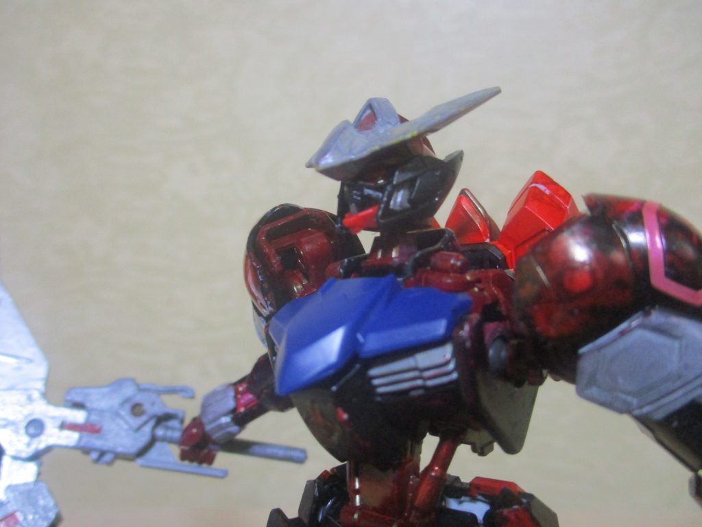 これは、「東京喰種」の金木研の「赫眼」を意識したものです。