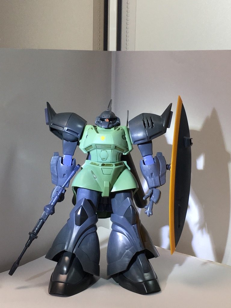 ビームライフルとシールドはシャアゲルググから、拳はビルドハンズから(ライフルがハマらず結構削りました)