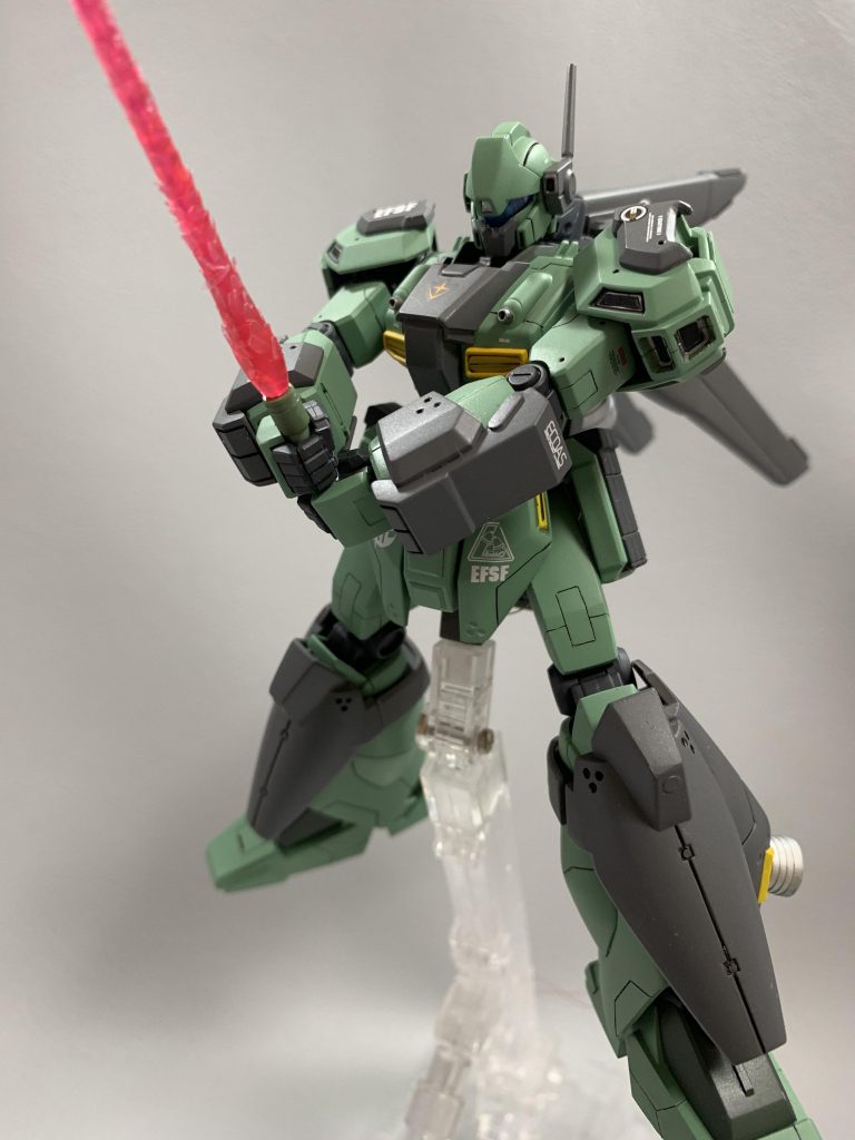 肩部のミサイルコンテナをパージした状態を再現しています