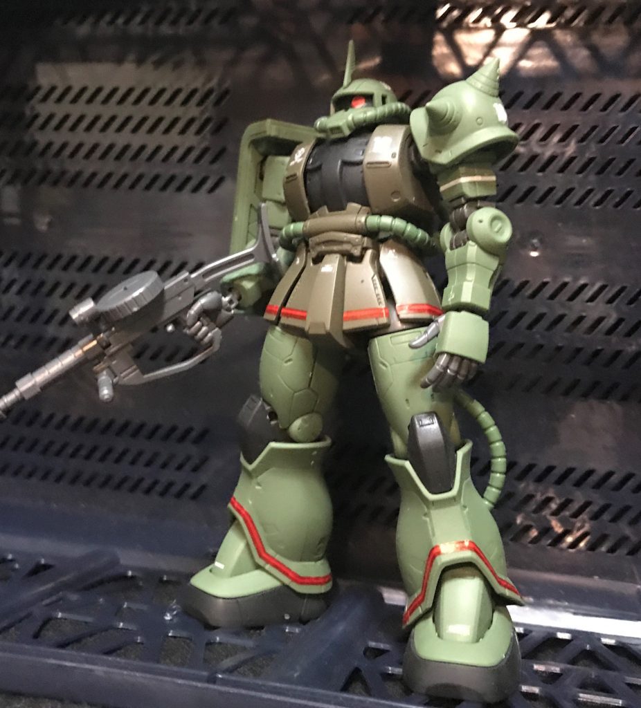 手足の薄いグリーンは成型色を生かしてあります。