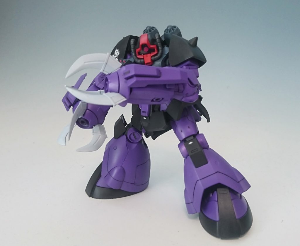 クローを構えて。メガ粒子砲も内蔵しています。