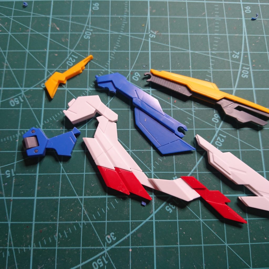 複雑に絡み合うパーツ構成なので、後ハメ出来るようにしました。塗装も楽になりました。