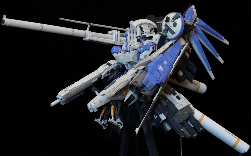 パーツ数、合わせ目、擦り合わせなど、工作の行程は非常に多く大変でしたが、何よりも苦労したのが、強度でした。Hi-v本体は腰間接のボールジョイント基部ごと移植しているため、背部ユニットの重さに耐えられず保持することが出来ませんでした。そのため、新たに背部プロペラントタンクから真鍮パイプで台座に接続、またプロペラントタンク基部の受けになるよう、台座との接続部を新規でスクラッチし、安定して保持できるようになりました。
各部擦り合わせの段階では、アーガマ砲の砲身角度調整も行いました。元キットの段階ではやや斜め上を向いているのを、角度をより緩やかにし、自然と前方に向けています。