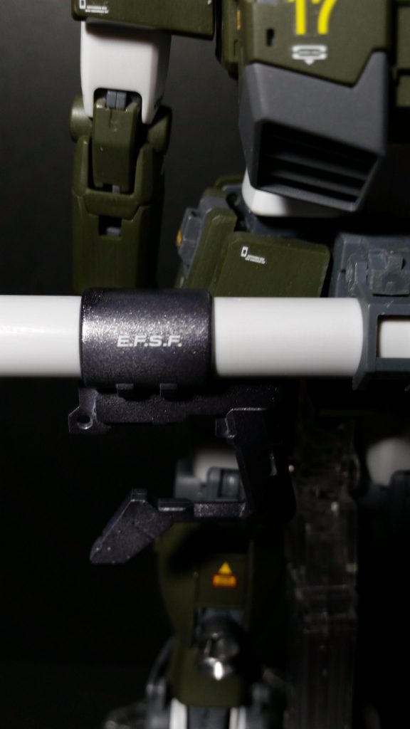 武器はタミヤのガンメタル(スプレー)で塗装