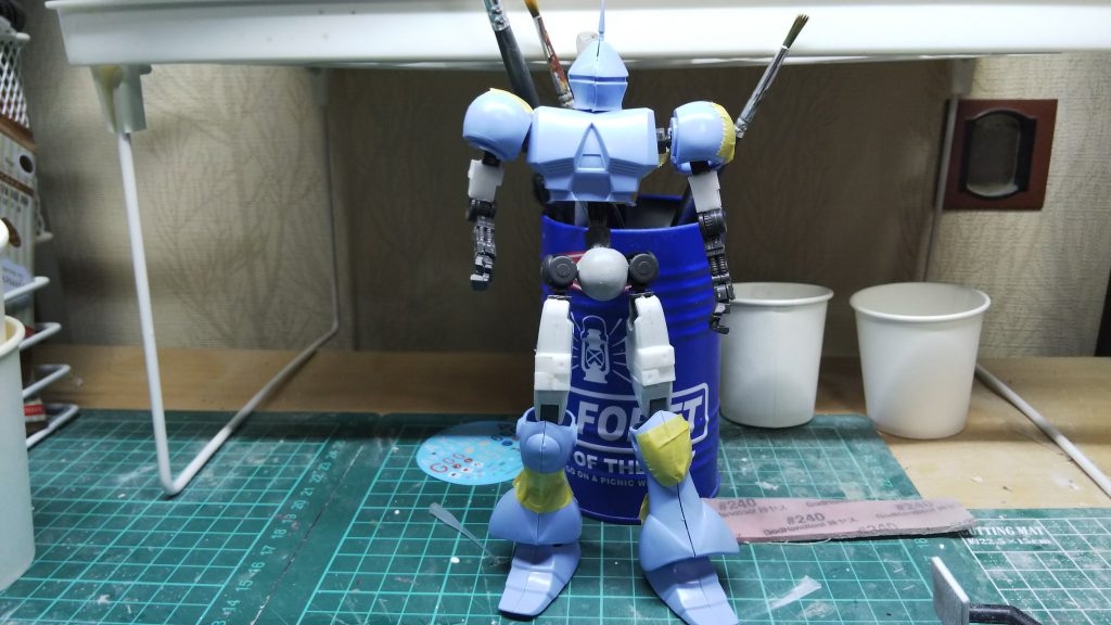 細身で長身の等身にするために、上腕・腹部・腿・スネを延長しています。