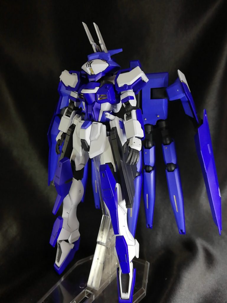 前機グリモアブルータスはずんぐりむっくりな印象だったのに対し、今回はヒョロヒョロな体型をイメージしました。