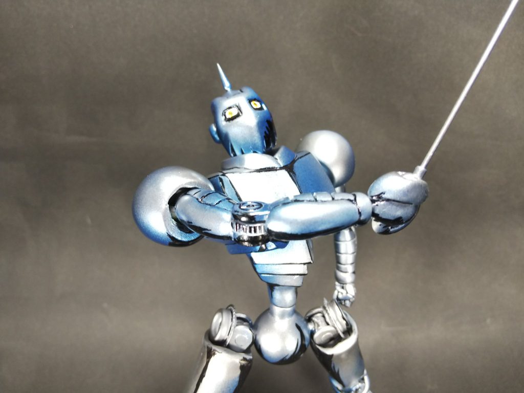 今回初めての試みとしてメタリックカラーでのイラスト風塗装にチャレンジ。ステンレス→淡いブルーメタリック→濃いブルーメタリックとエアブラシでグラデーションをかけて陰影を表現しています。