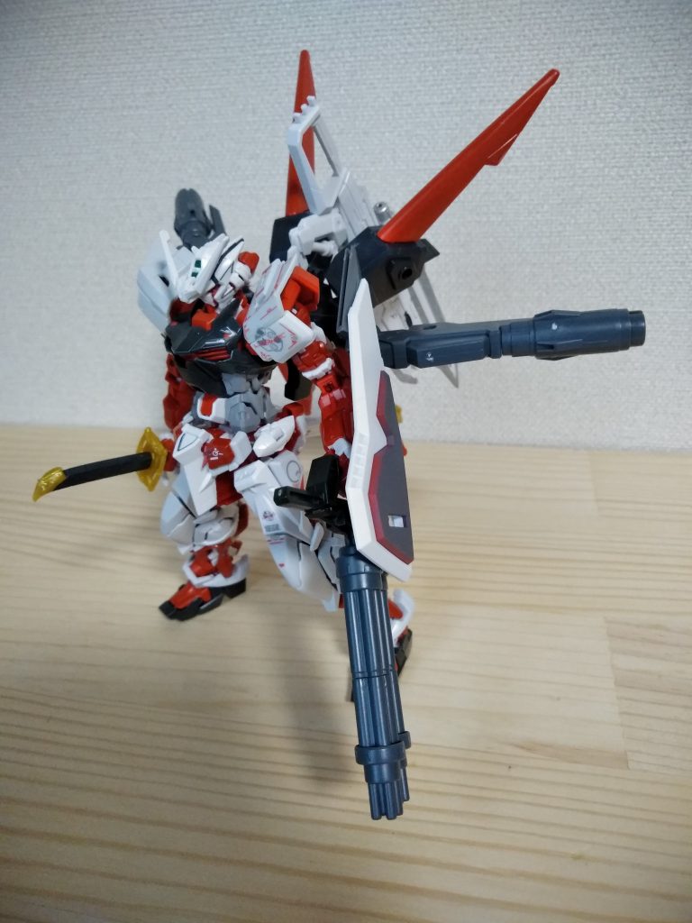 フライトユニット・ストライカー
フライトユニットを改造しブースター増設。ブースターは戦術に合わせ可動。
チェンジリングシールド
巨大ビームソード、ガトリングシールド(ガトリングは外し、機雷として使用可能)、強化ガントレットとして使用可能。
この装備の関係で左利きに笑
ガーベラストレート
カレトヴルッフ1機装備