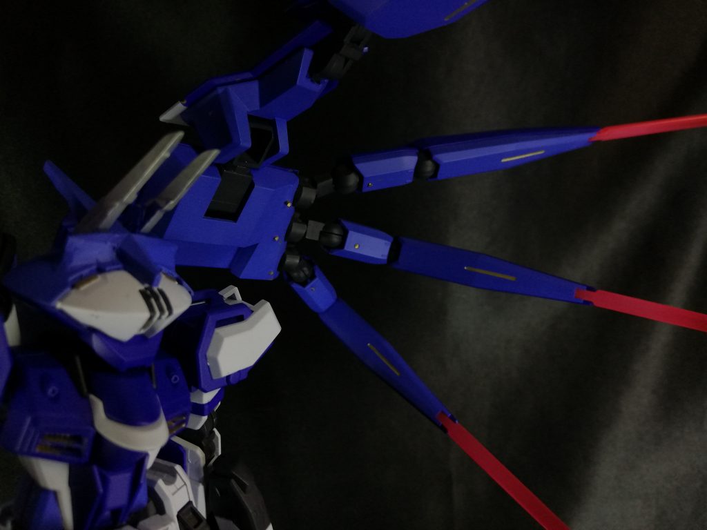 ビッグアームユニットの付け根部分はボールデンアームズのジョイントパーツで改造し、可動域を拡大しています。