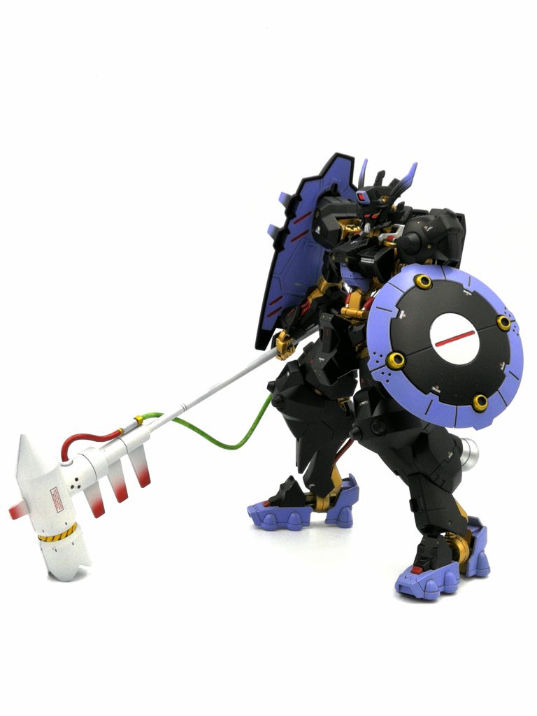 マイニングハンマーとシールド装備。
右腕のナノラミネートソード用のジョイントは、マイニングハンマーのエネルギーケーブル用に改造しました。
シールドの左腕への装着はネオジム磁石を仕込んで接着率を上げてます。シールドも塗り分けで情報量を増やしてます。