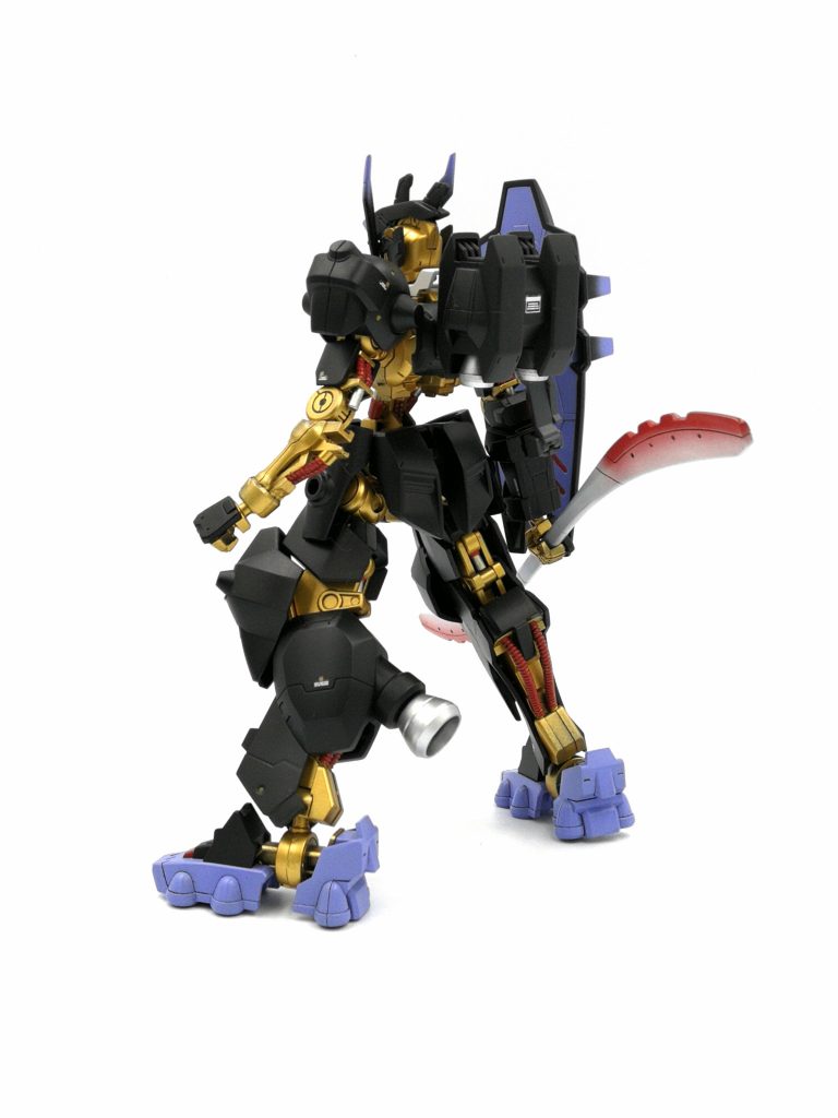 装甲が無い部分を見ると金のフレームがそのまま見れて個人的にかっこいいと思います(*^^*)