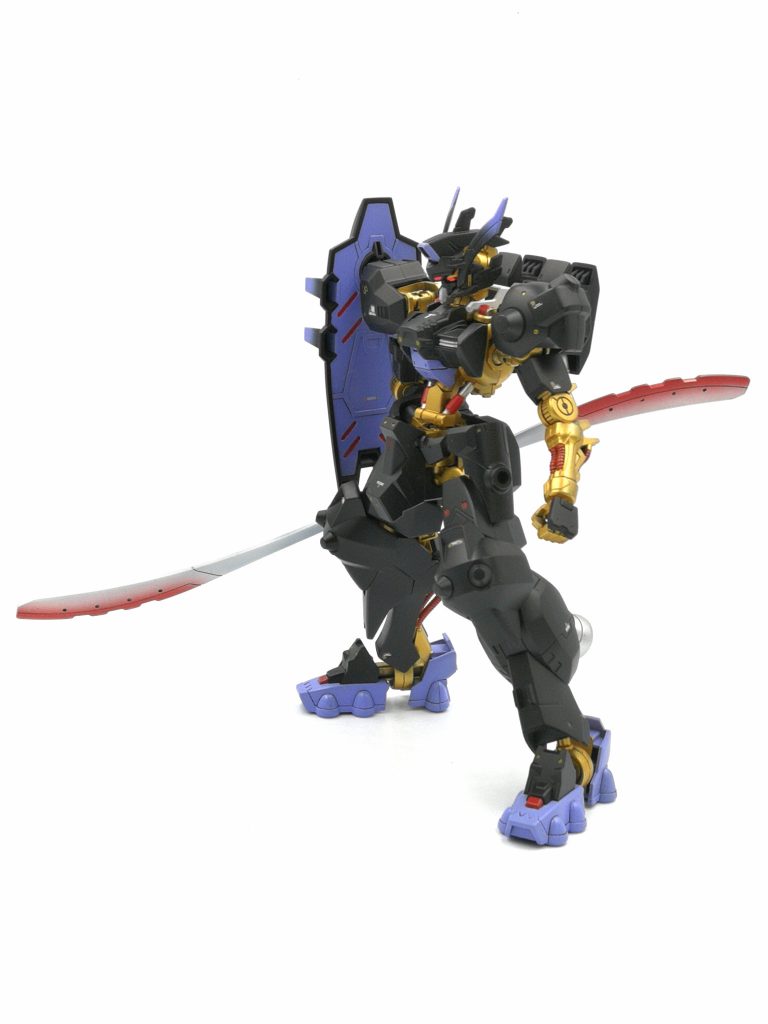 アスタロトの兄弟機という設定でフレームを金·銀で合わせてます。こちらは金です。
メインが黒なので金が映えますね。
他に青紫系を入れて悪っぽさの中にもクール感が出せればと思いました。