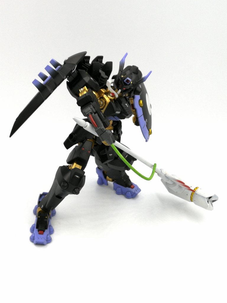 ハンマーを振り上げるポーズ。