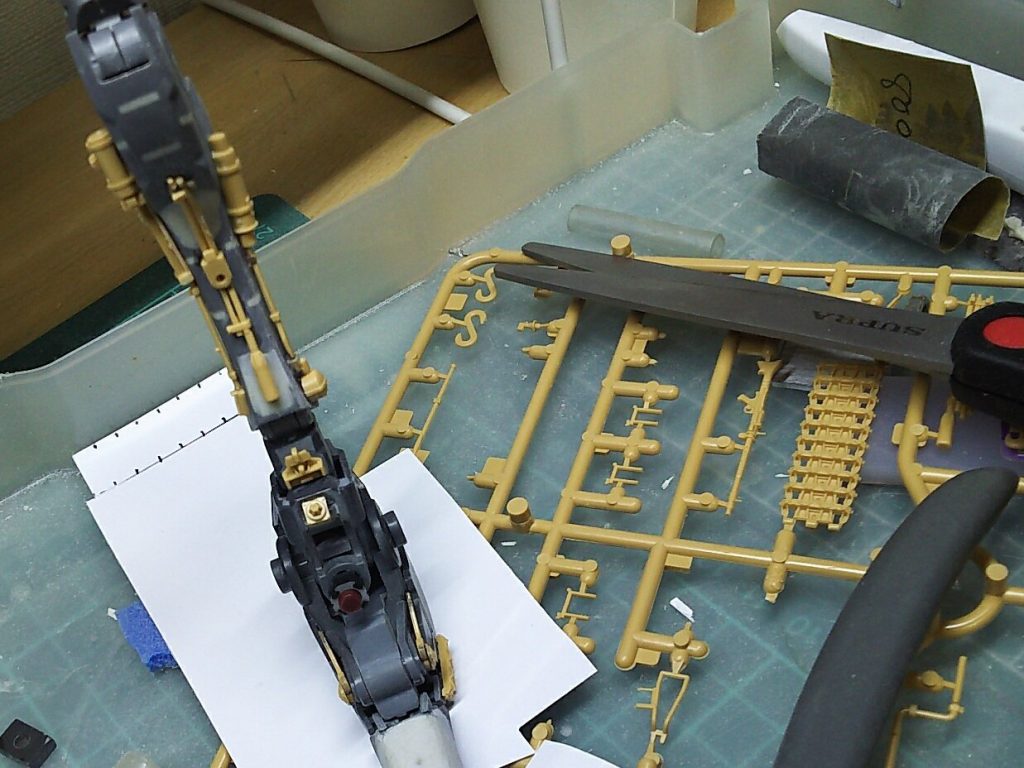 肉体とメカニズムの融合をテーマにディテールアップをしました。各部に戦車の部品が使用されています。