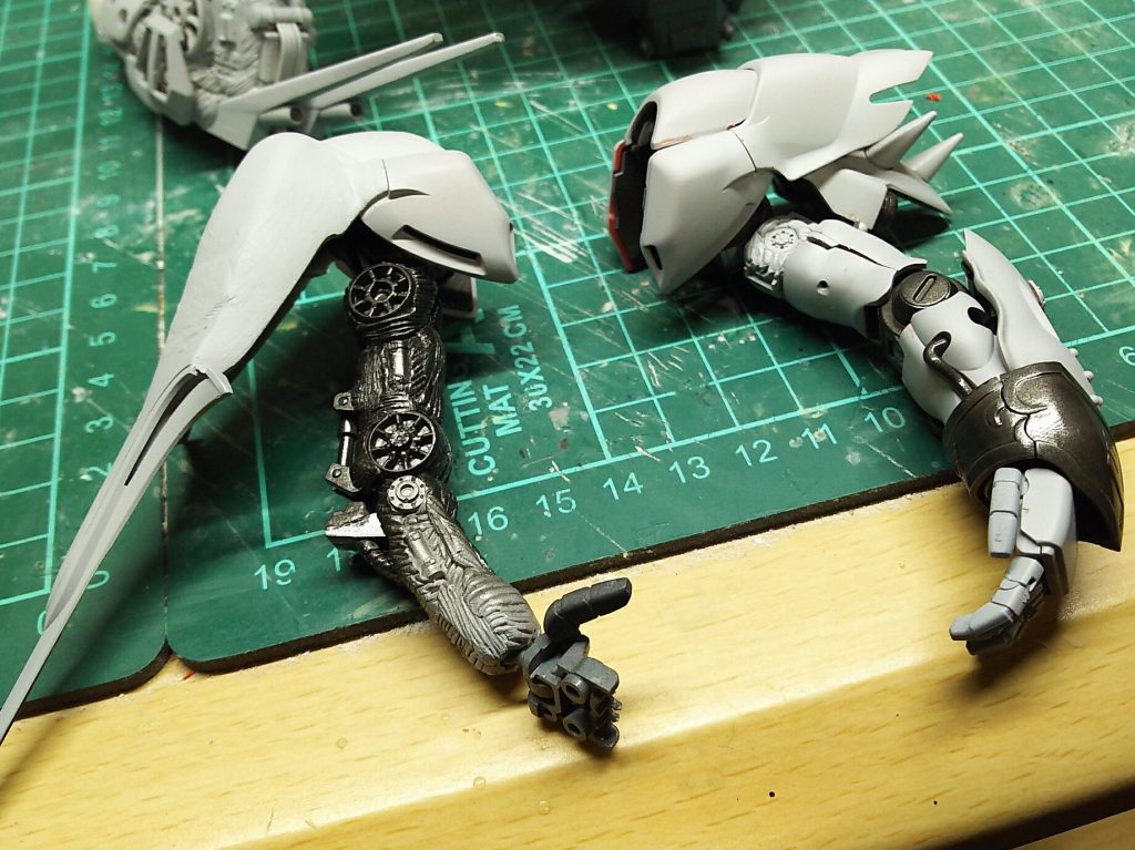 右肩にはシナンジュの盾を小さく削って造型したものを付けています。自然な感じにするのにめっちゃ苦心惨憺しました。