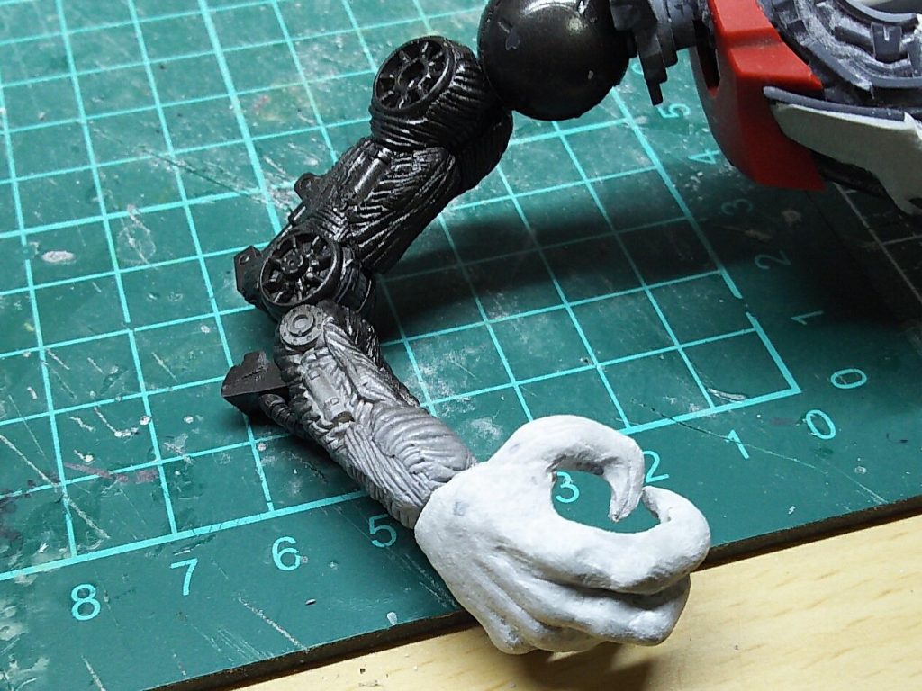 右手のハンドパーツはフルスクラッチ。エポパテで作ってます。マンガデビルマンをイメージしました。