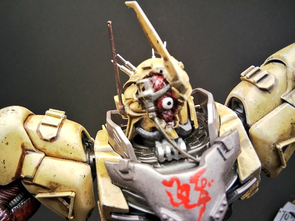 顔半分の装甲が割れて生身の肉体が見える感じに造型しました。