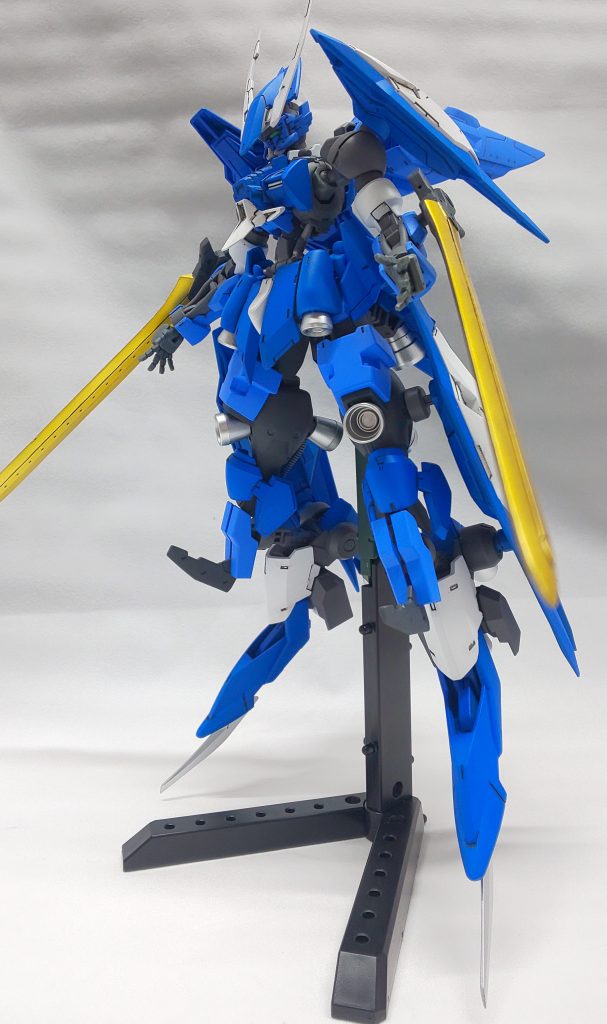 カラーリングを、パーソナルカラーの緑から、ギャラルホルン色(と勝手に想像している)の蒼へと変更した、ジュリエッタのガンダム。
武器は、両腕に装備されたジュリアンソードⅡが2本のみ。今までの彼女の戦闘スタイルを機体の設計思想に取り込んだ、ジュリエッタの専用機です。