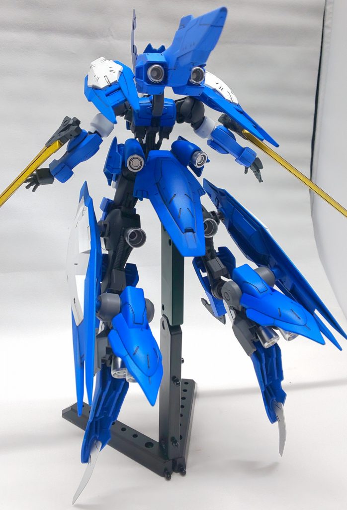 脚部にキマリス(ヴィダール)のバーニア設計を取り入れ、下半身のみで13ものバーニアを常備する、超高機動スタイル。
脛前面にまでバーニアを設置するのは、姿勢制御のため。上半身も、レギンレイズの時は背部に1つだったバーニアも2つに増加されています。
肩部、脚部バインダーがサブスラスターとして機能し、ジュリエッタの思い通りに軌道のコントロールが可能となってます。