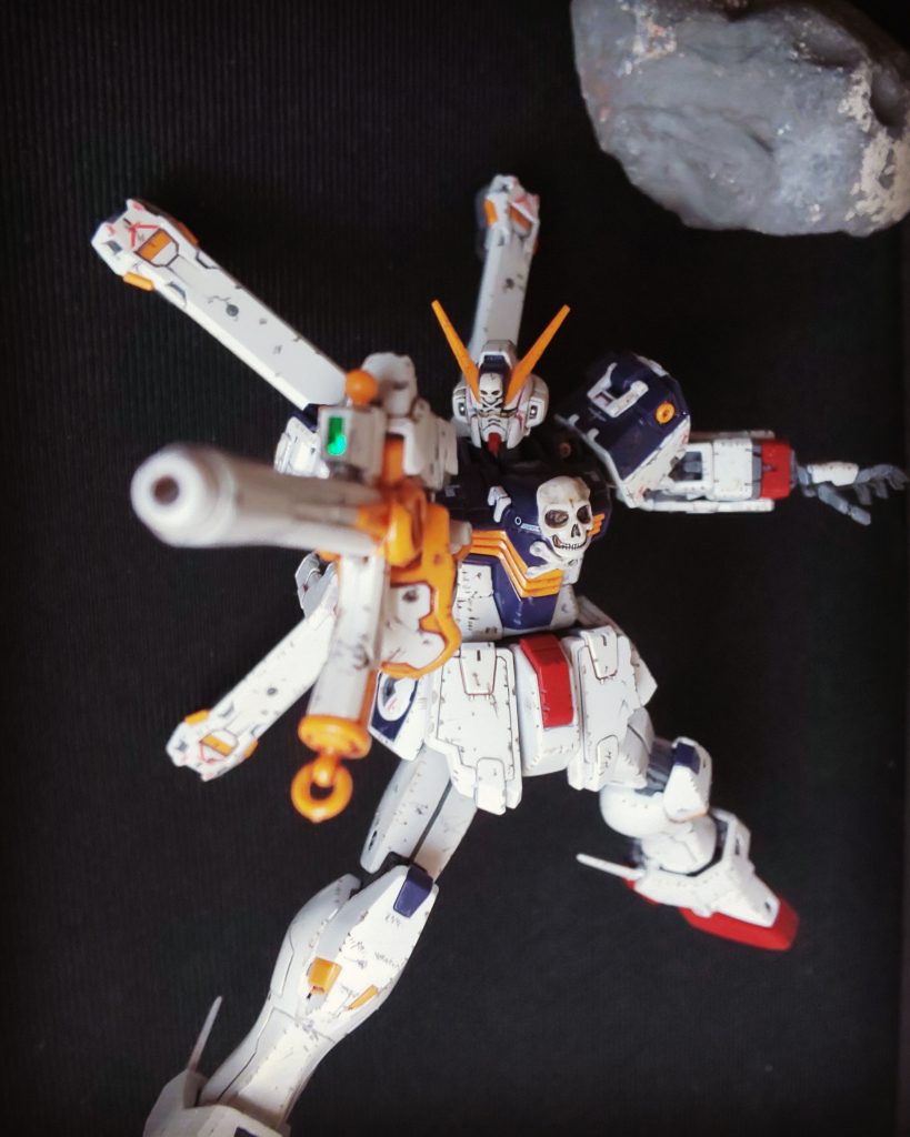 黒い背景を床に起き、小惑星のイメージで石を配置。光の加減調整しながら撮りました。