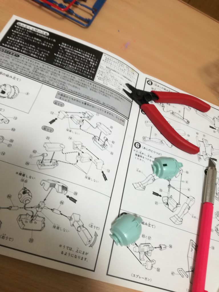 頭を組み立てている時です。口が何故か別パーツでした