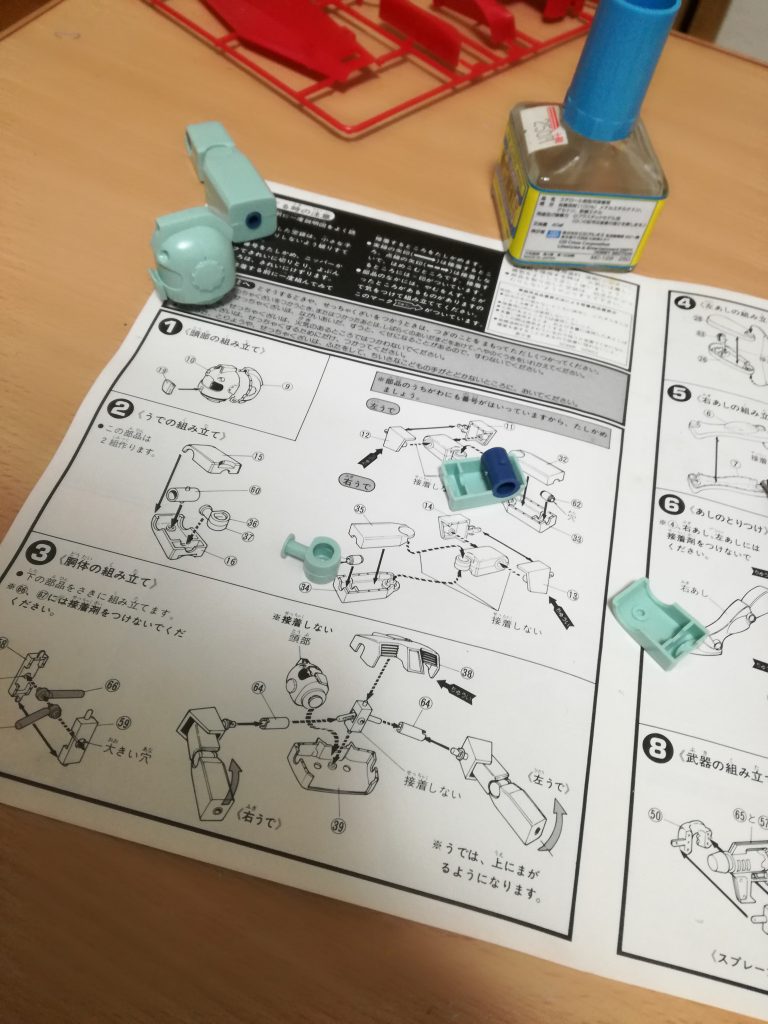 腕の組み立て。新しい回転軸が設けられていて驚きました笑