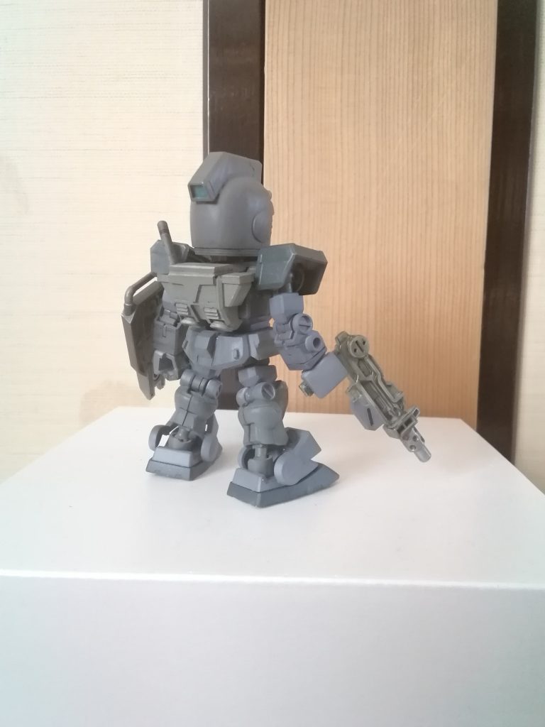 バックパックやリアアーマーなどは、ゲームでのデザインに寄せてます