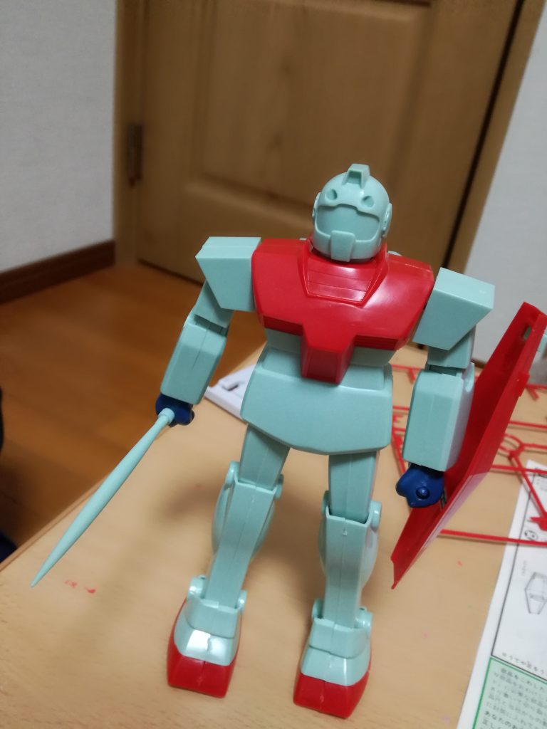 ビームサーベルをかまえている。