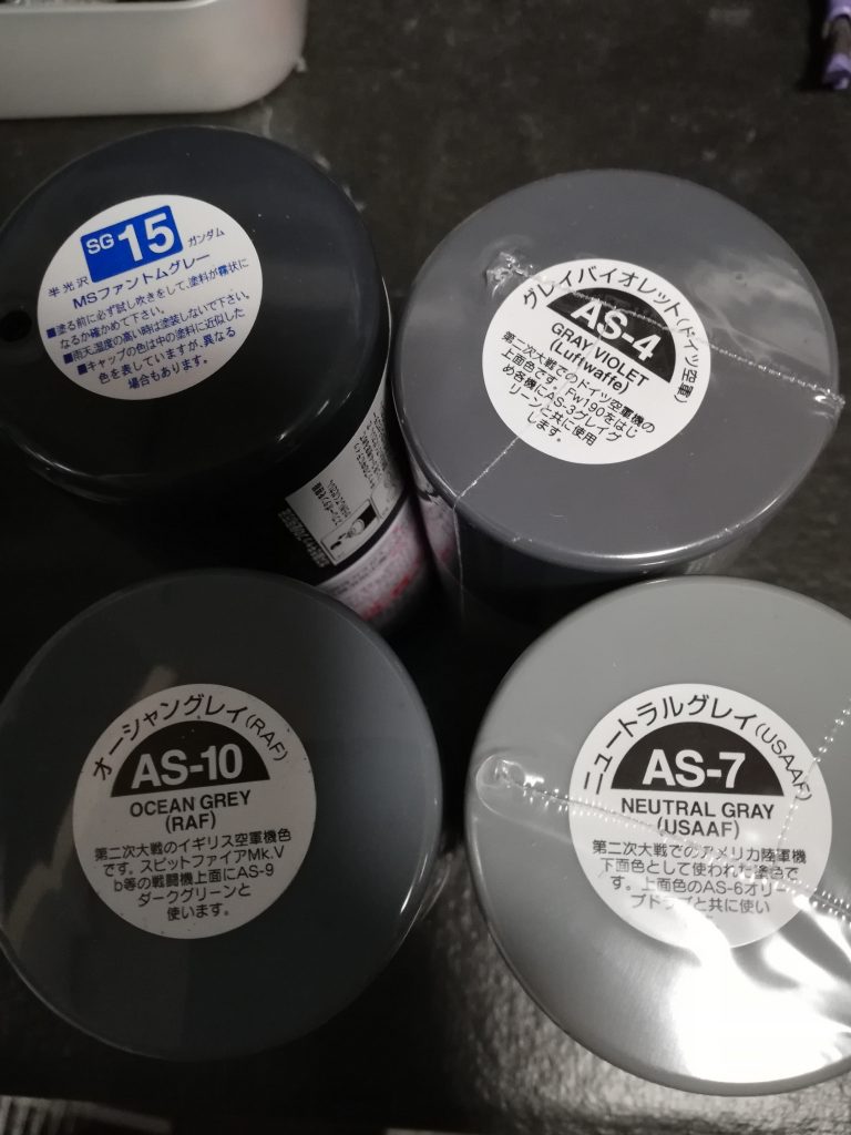 塗装はいつもの缶スプレー。
グレーばかりでチョイスが中々大変でした(笑)。