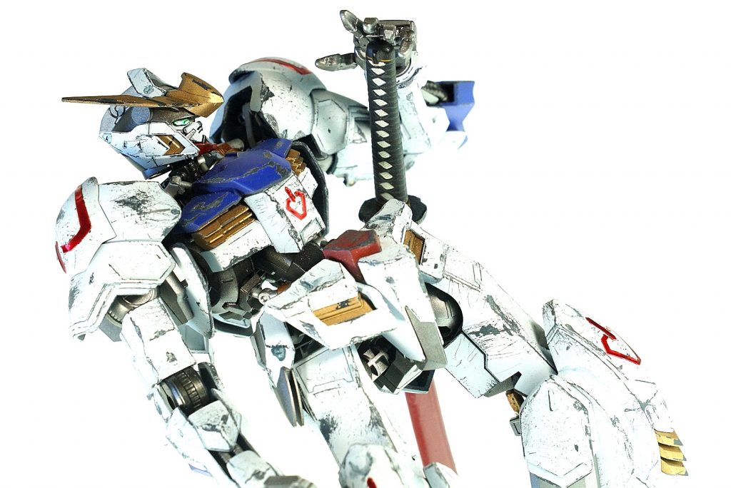 後は、真鍮ブラシやつまようじで、エッジや被弾跡を中心に各色を削って落としていきました。
軽くウォッシングとウェザリングマスター使って完成です。