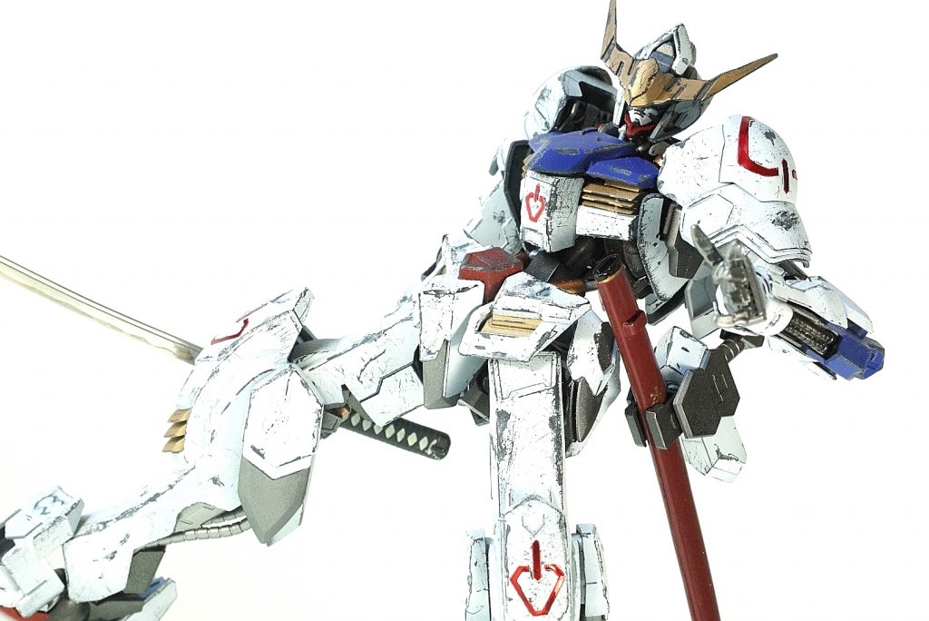 フレームは多少の塗り分けぐらいでそのまま。装甲はルーターでバリバリ削ってダメージいれました。その後、ナイフと紙ヤスリで整えてます。