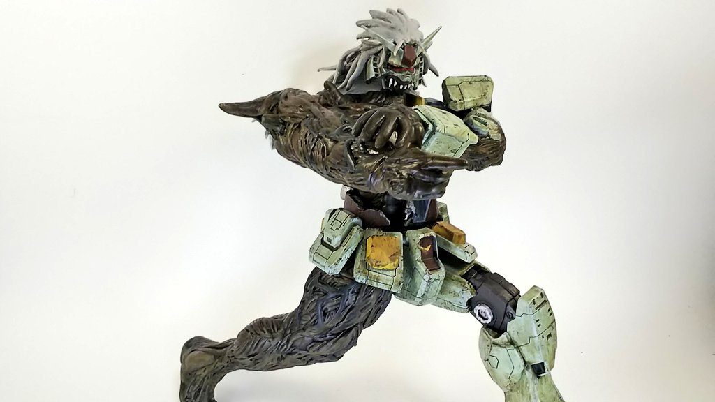 筋肉部分は全てエポパテで造型。異形感を出すべく色合いにもこだわりました。