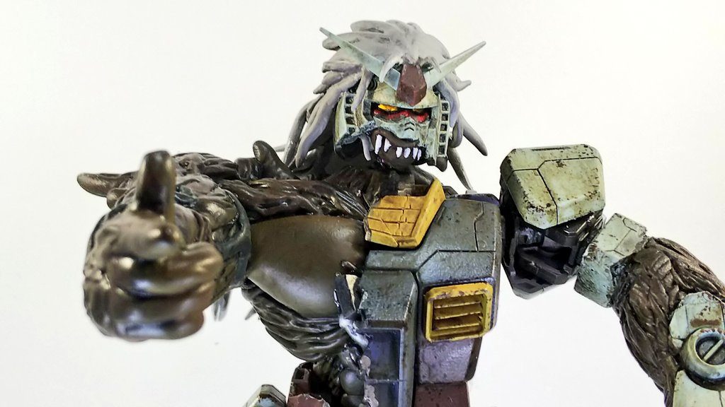 胸筋と腹筋のマッチョ感は少し人間らしくしてみました。